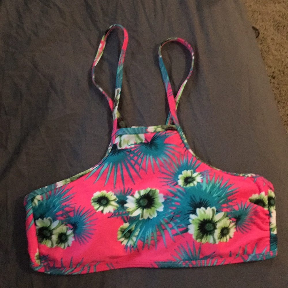 Super cute bikini top!